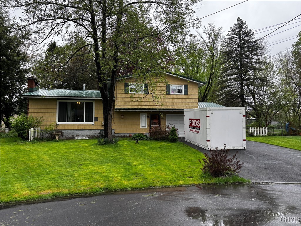 7650 Commodore Circle, Clay, New York image 1