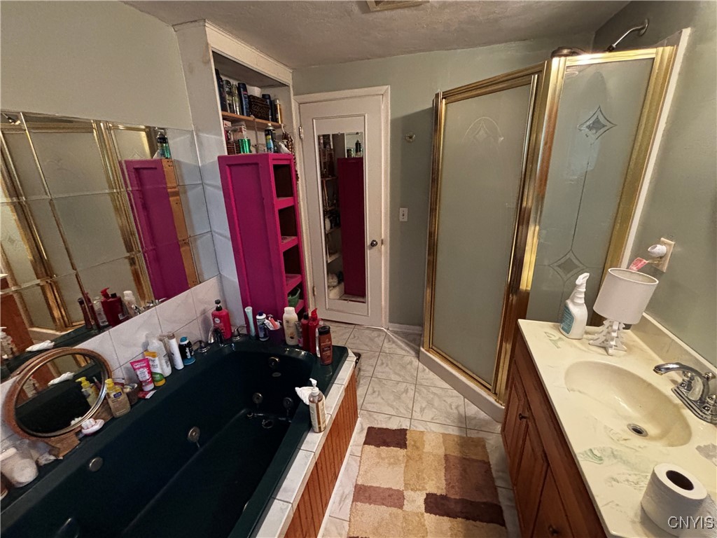 7650 Commodore Circle, Clay, New York image 9