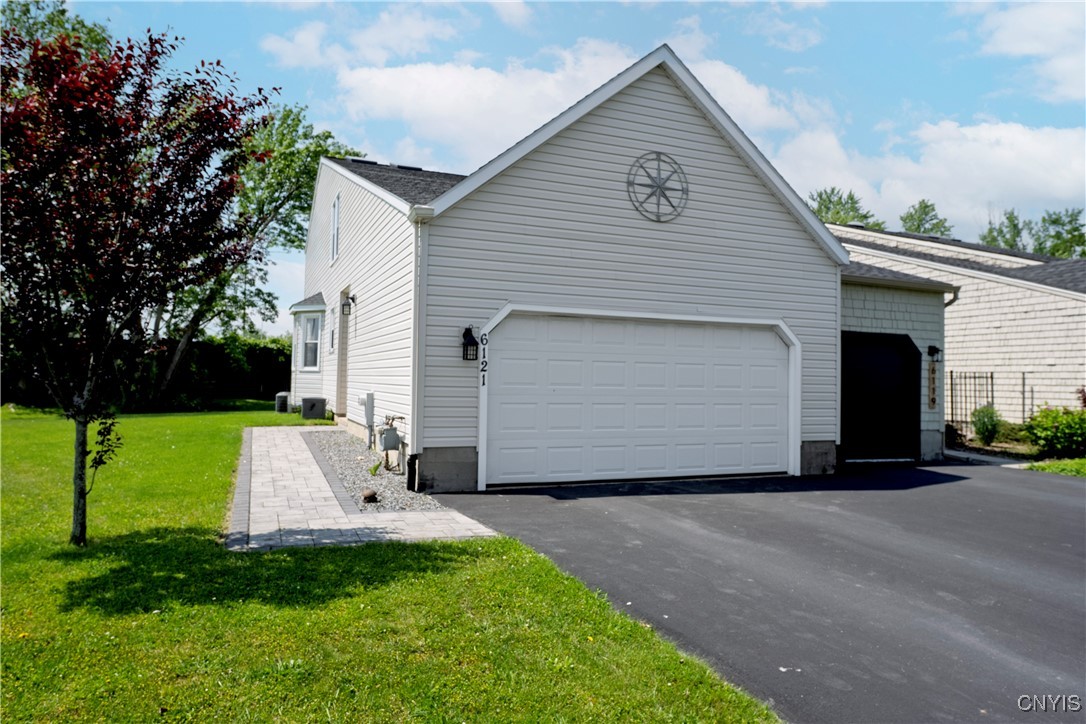 6121 Diffin Road, Cicero, New York image 1