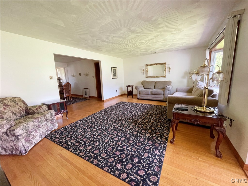 46 Pond Lane, Utica, New York image 3