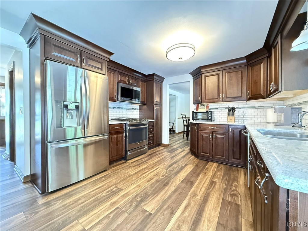 4936 Look Kinney Circle Cir, Clay, New York image 5