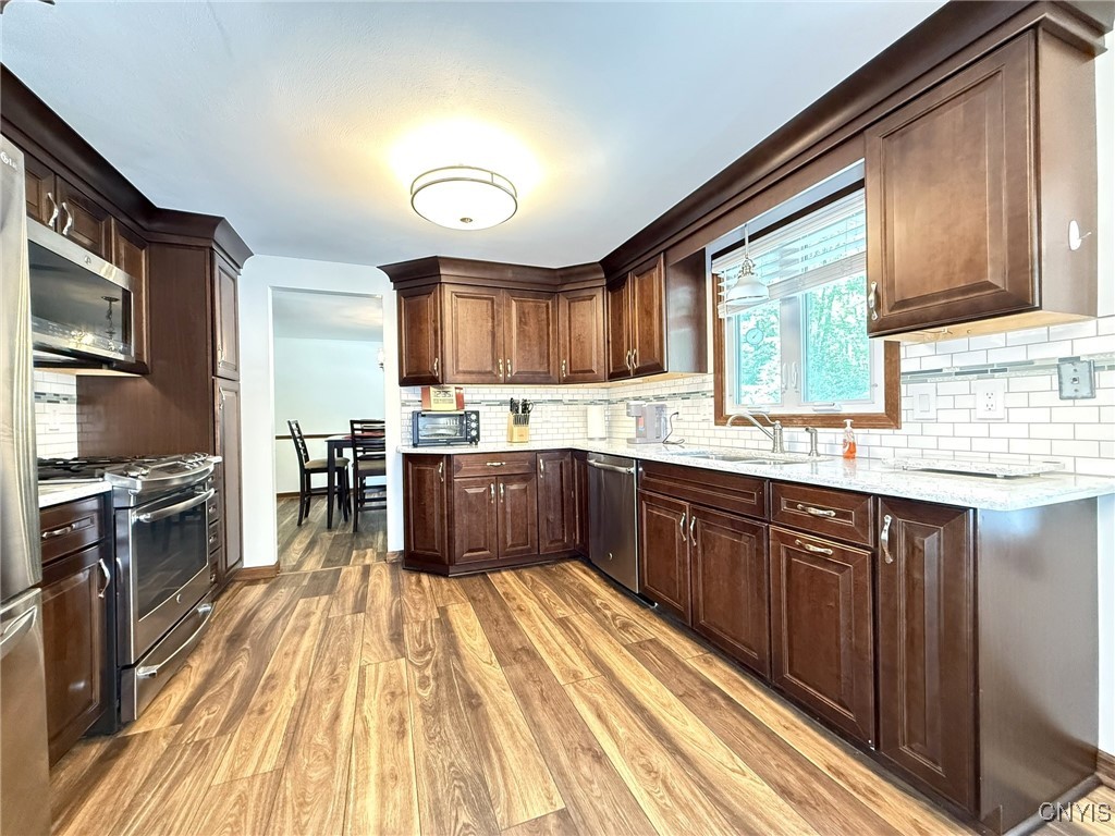 4936 Look Kinney Circle Cir, Clay, New York image 8