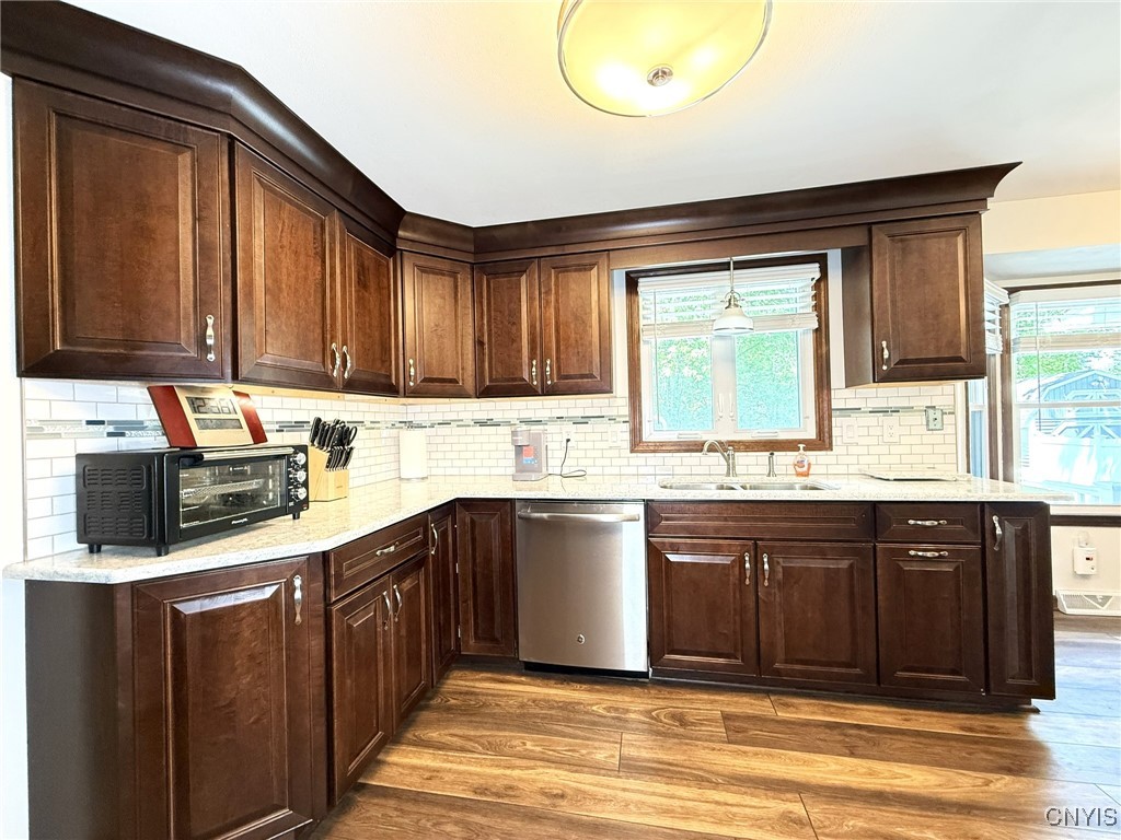 4936 Look Kinney Circle Cir, Clay, New York image 7