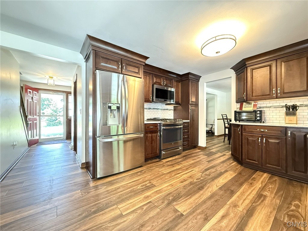 4936 Look Kinney Circle Cir, Clay, New York image 6