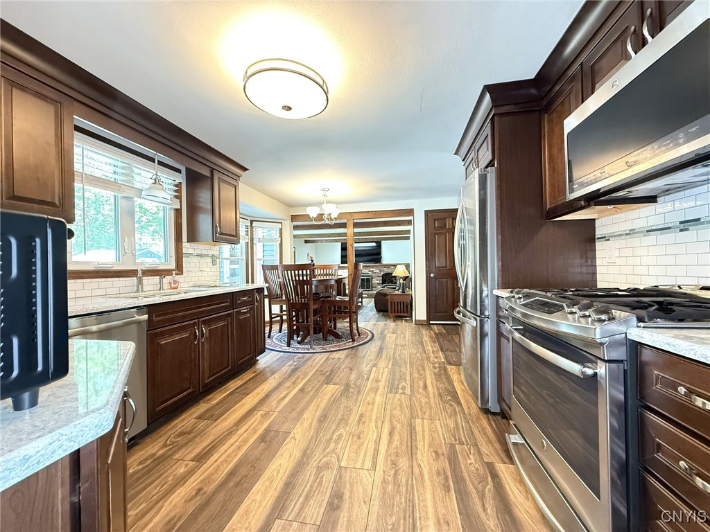 4936 Look Kinney Circle Cir, Clay, New York image 4