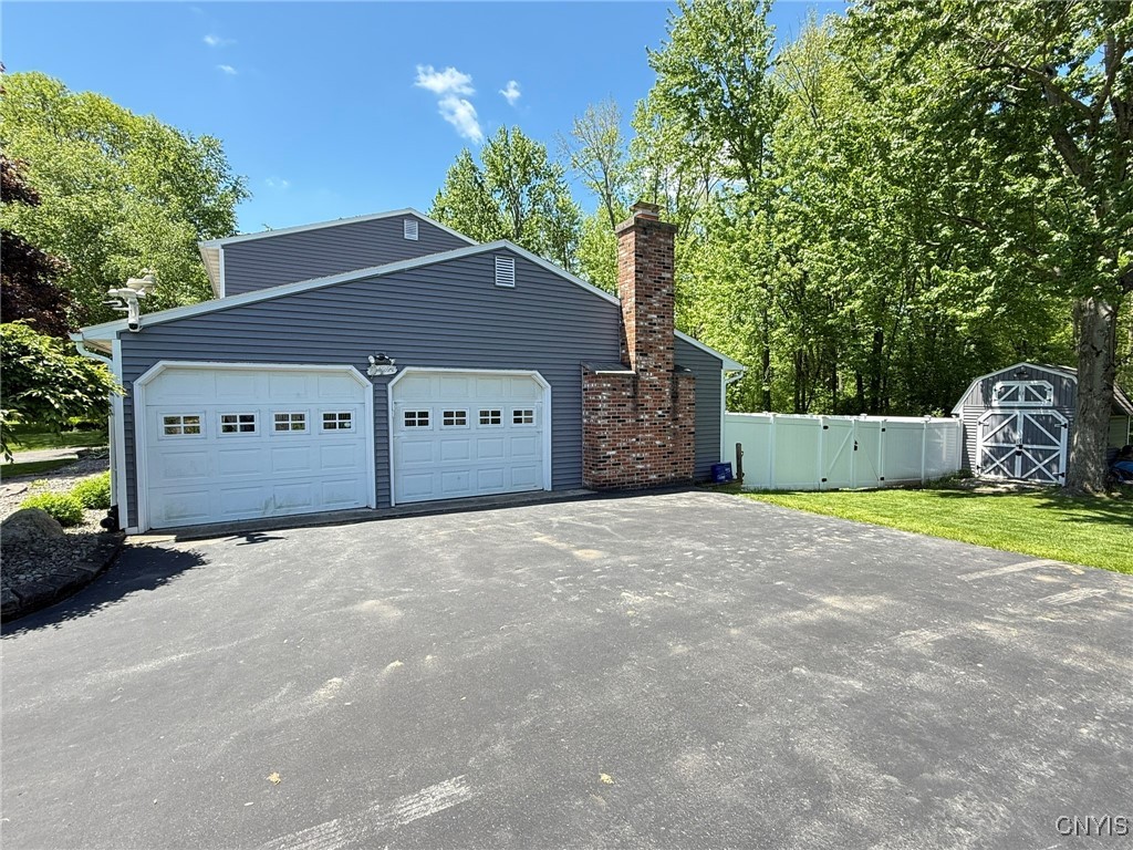 4936 Look Kinney Circle Cir, Clay, New York image 3