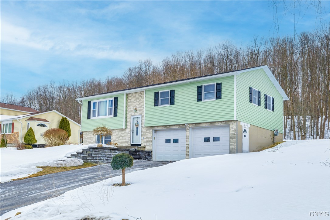41 Clintonview Boulevard, New Hartford, New York image 1