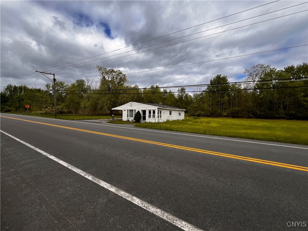 9572 Caughdenoy Road, Clay, New York image 8