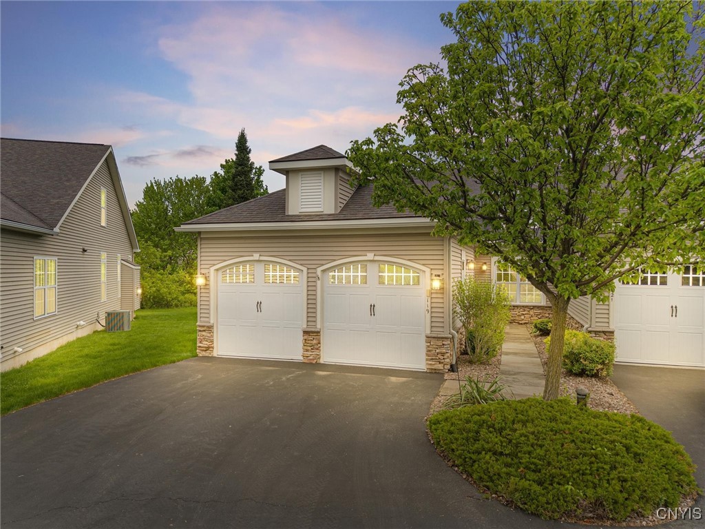 119 Star Gaze Circle, Manlius, New York image 1