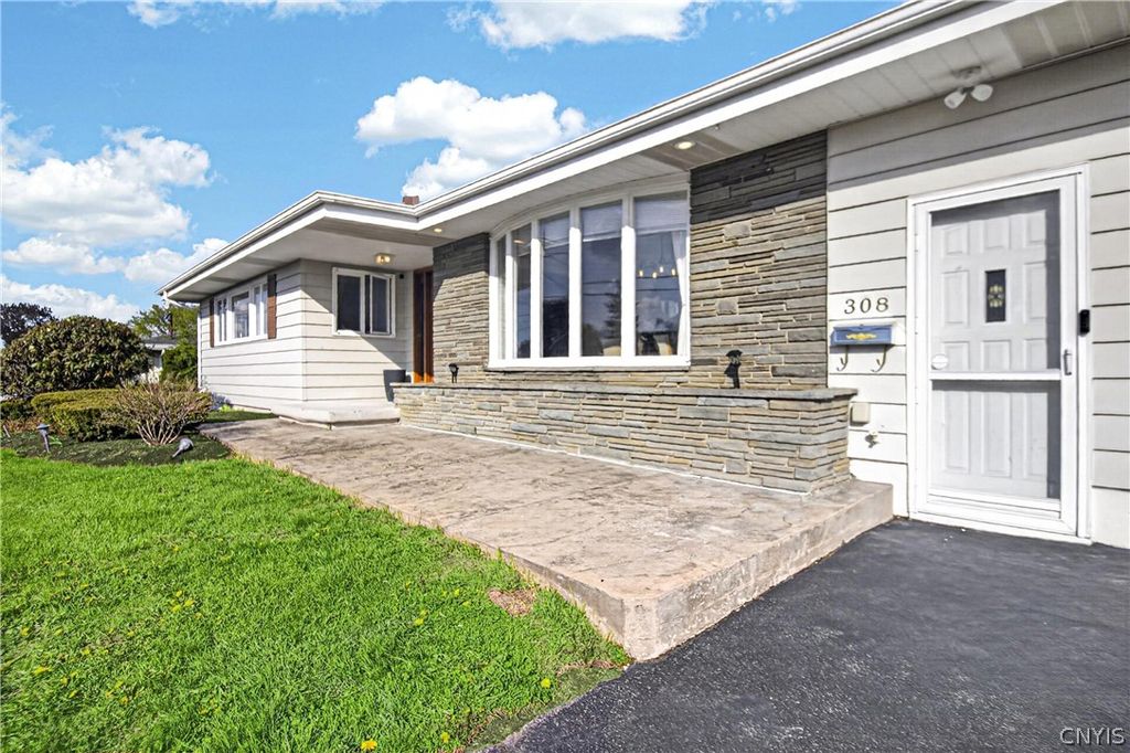 Photo of 308 Washington Dr DR, New Hartford, NY 13413 (MLS # S1678348)