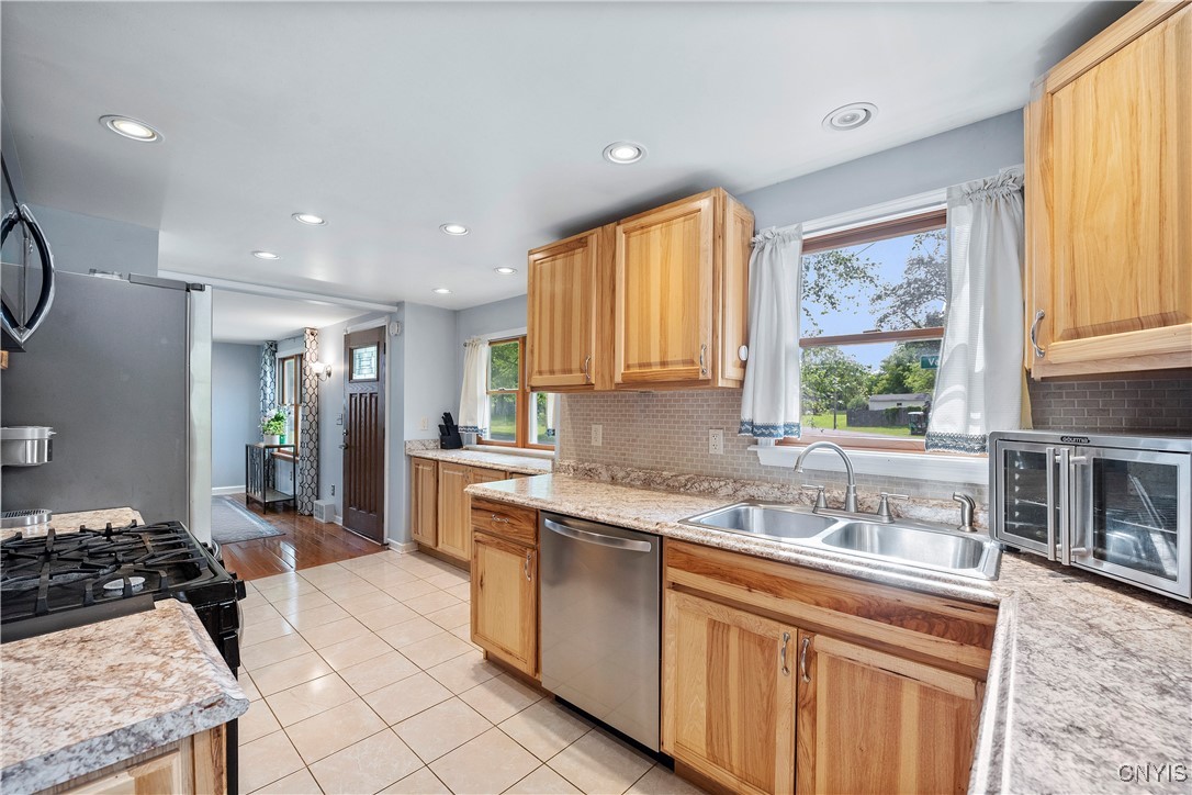 101 Van Mara Drive, Cicero, New York image 9