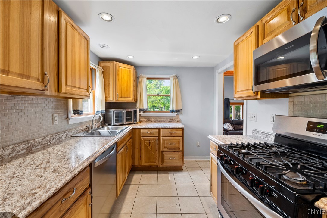 101 Van Mara Drive, Cicero, New York image 8
