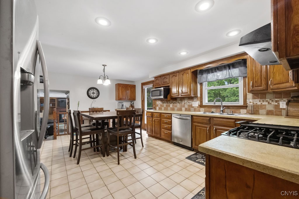 108 Pineledge Road, Camillus, New York image 4