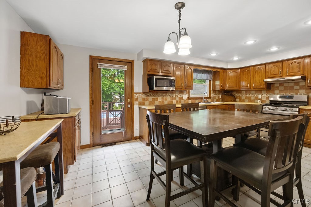 108 Pineledge Road, Camillus, New York image 5