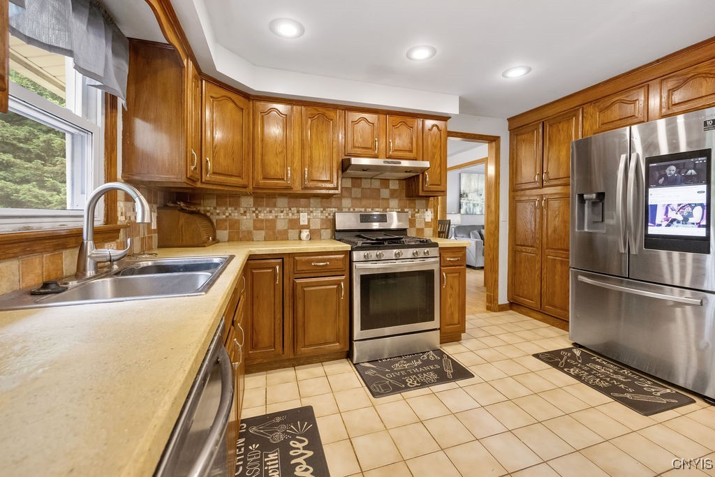 108 Pineledge Road, Camillus, New York image 3
