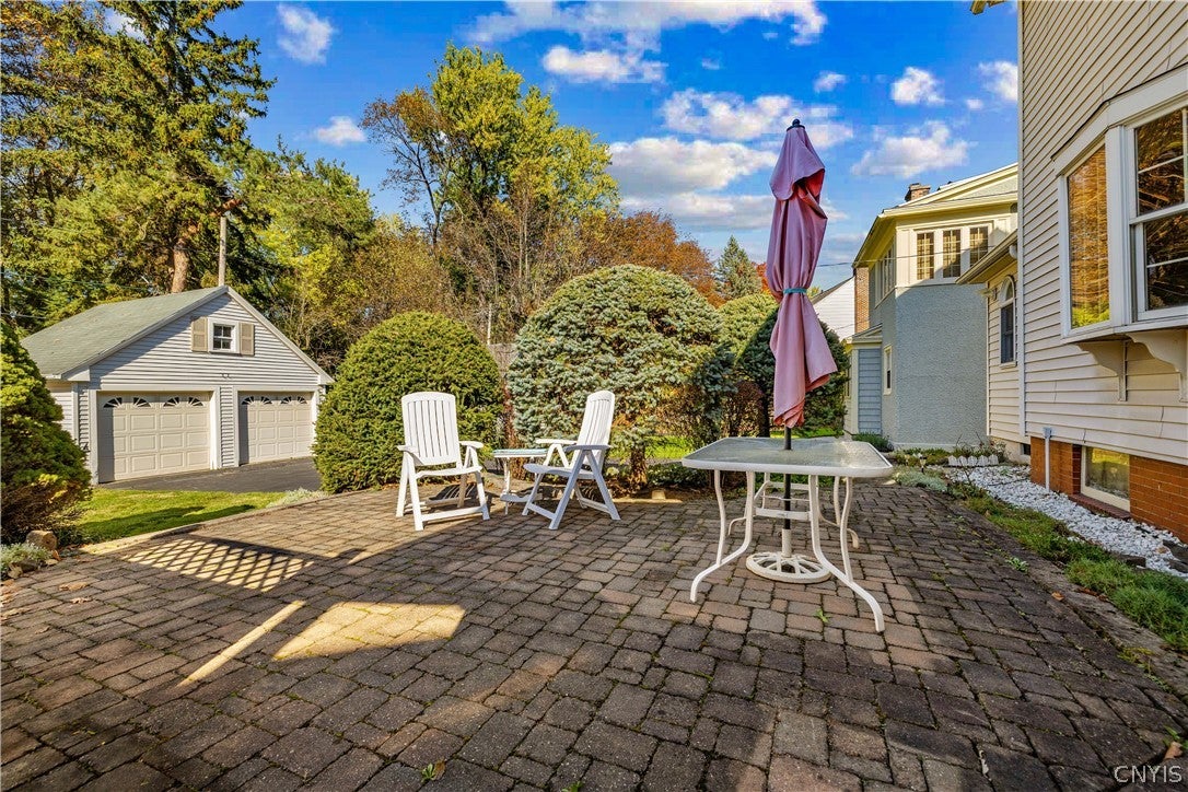 2208 Douglas Crescent