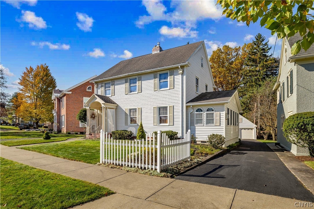 2208 Douglas Crescent