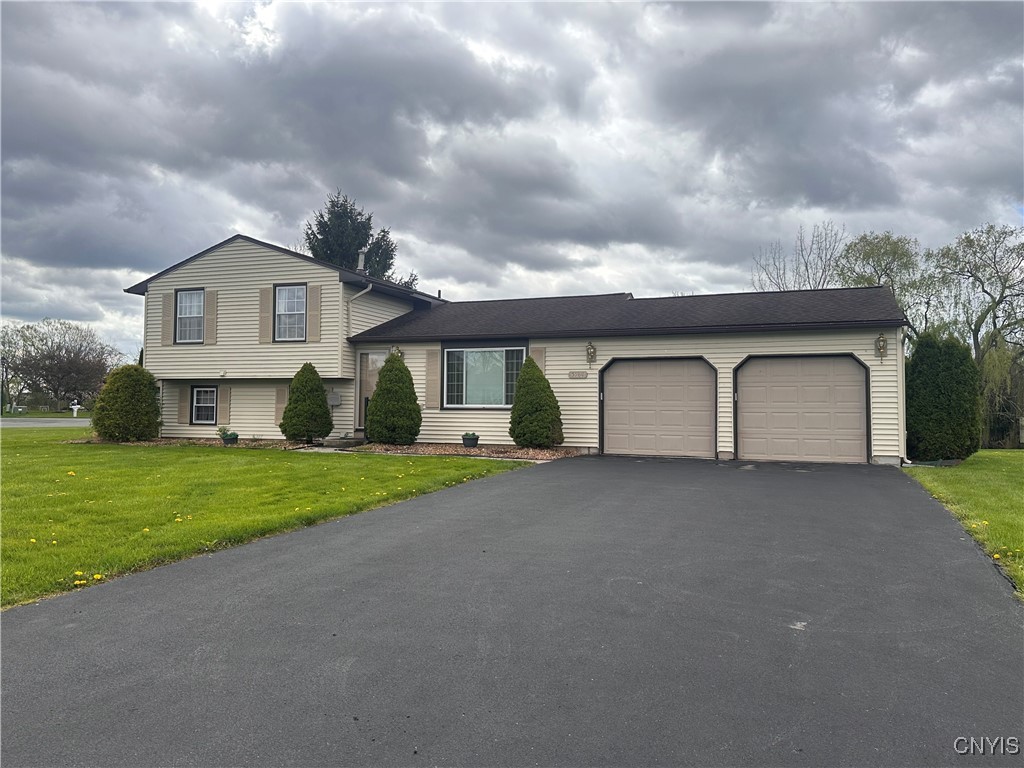 5566 Veneto Drive, Clay, New York image 2