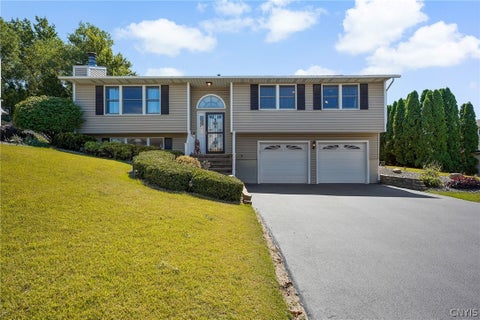 Homes For Sale - 202 Chestnut Hill Drive<br/> Salina, NY 13088