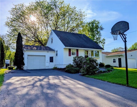 Homes For Sale - 112 Pinewood Drive<br/> Clay, NY 13090