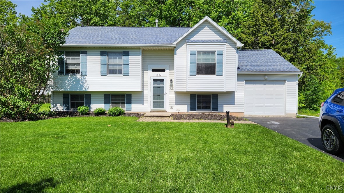 9582 Clarecastle Path Path, Cicero, New York image 1
