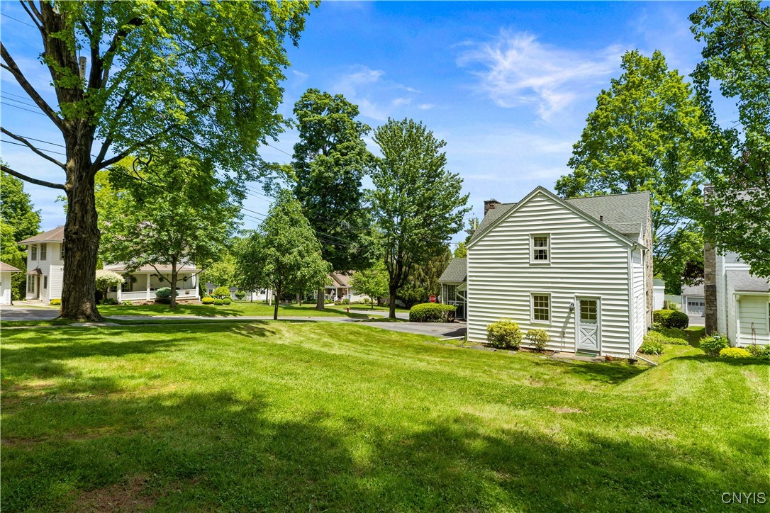 74 Hartford Ter, New Hartford, New York image 4