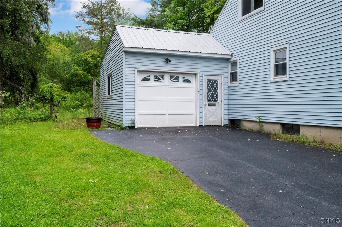 410 Pinewood Drive, Utica, New York image 3