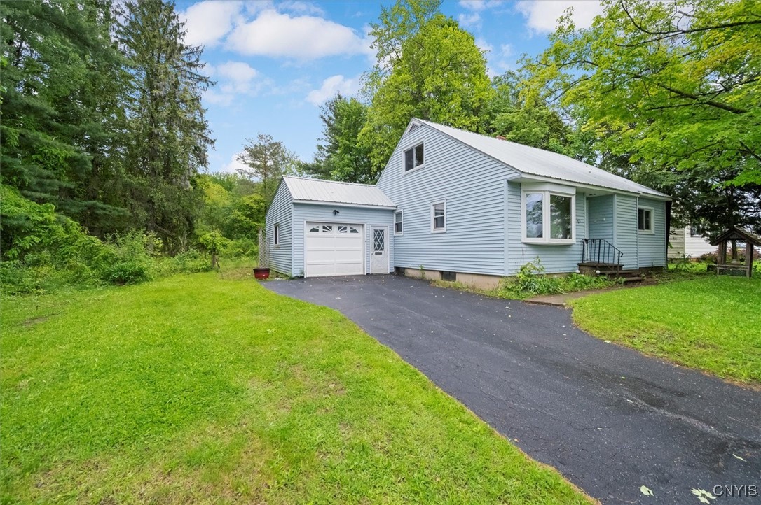 410 Pinewood Drive, Utica, New York image 2