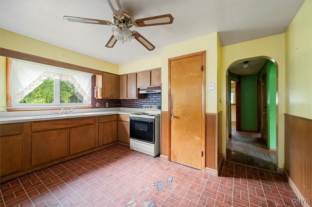 410 Pinewood Drive, Utica, New York image 9