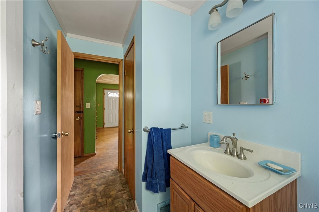 410 Pinewood Drive, Utica, New York image 13