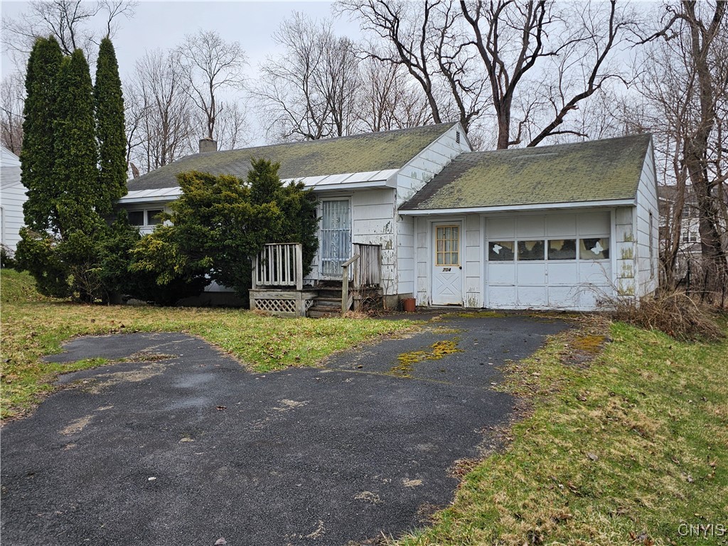 704 Dawes Avenue, Utica, New York image 1