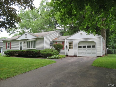 Homes For Sale - 8 Pinecrest Road<br/> New Hartford, NY 13413