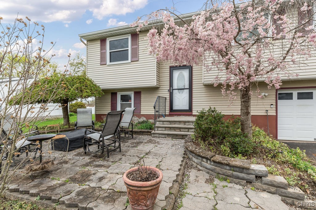 8111 Thurston Drive, Cicero, New York image 2
