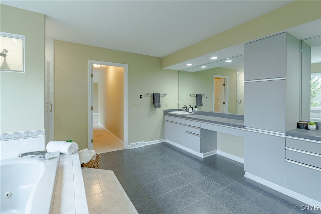 8405 Turnberry Drive, Manlius, New York image 32