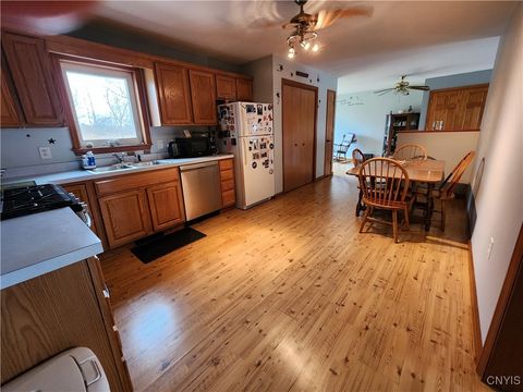 Tiny photo for 610 E Lake Street, Cape Vincent, NY 13618 (MLS # S1655422)