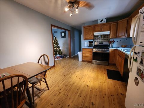 Tiny photo for 610 E Lake Street, Cape Vincent, NY 13618 (MLS # S1655422)