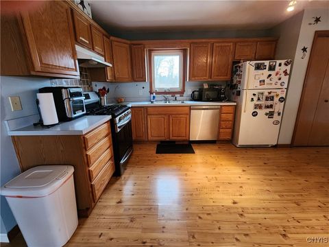 Tiny photo for 610 E Lake Street, Cape Vincent, NY 13618 (MLS # S1655422)