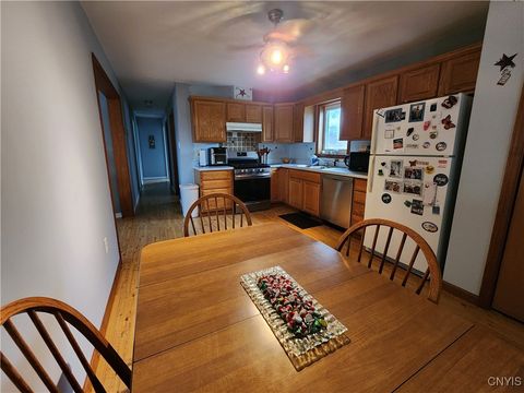 Tiny photo for 610 E Lake Street, Cape Vincent, NY 13618 (MLS # S1655422)