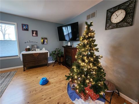 Tiny photo for 610 E Lake Street, Cape Vincent, NY 13618 (MLS # S1655422)