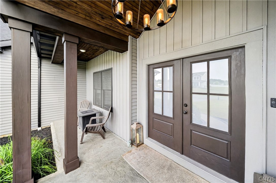 4534 Hollyshire