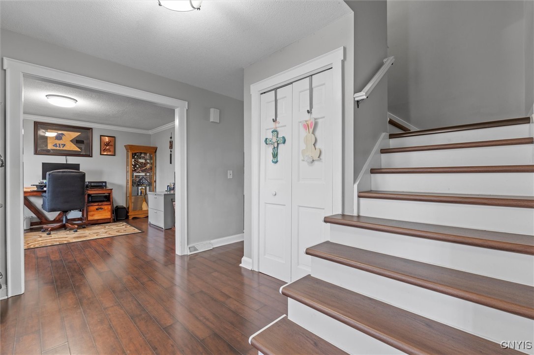 6334 Hardwood Lane, Cicero, New York image 3