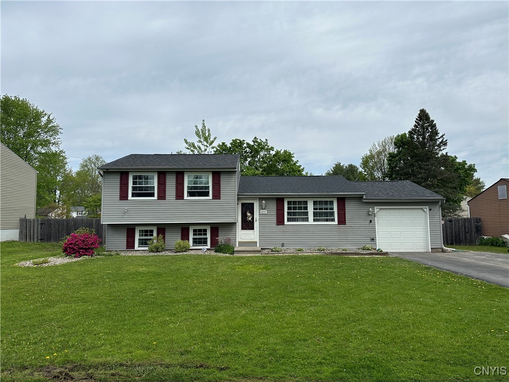 4173 Torrey Lane, Clay, New York image 1