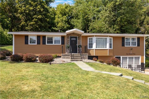 Homes For Sale - 104 Ivy Lane<br/> Camillus, NY 13219
