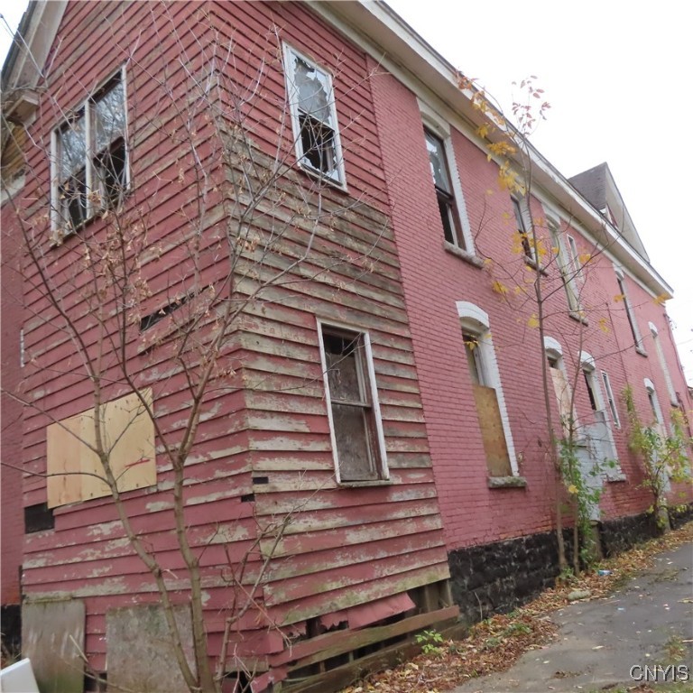 122 W Bissell Street