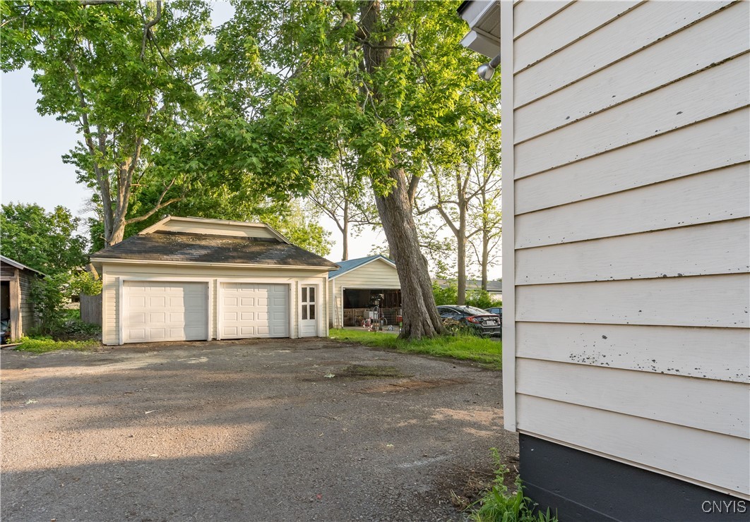 117 Flower Avenue W
