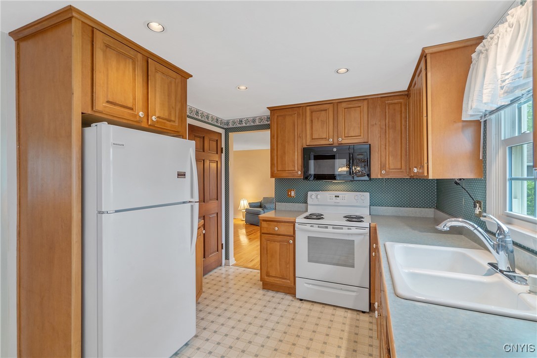 7745 Whiffletree Lane, Clay, New York image 13
