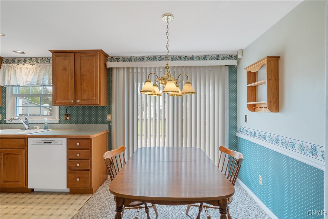 7745 Whiffletree Lane, Clay, New York image 18