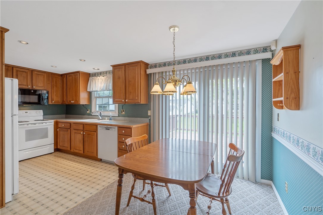 7745 Whiffletree Lane, Clay, New York image 17