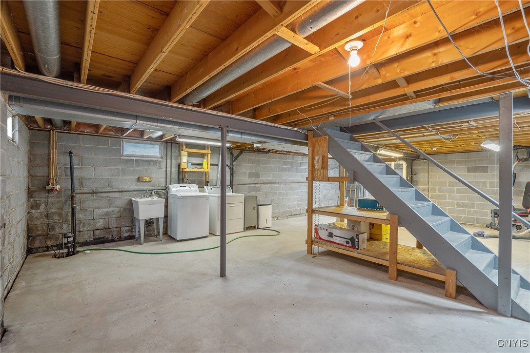 7745 Whiffletree Lane, Clay, New York image 33