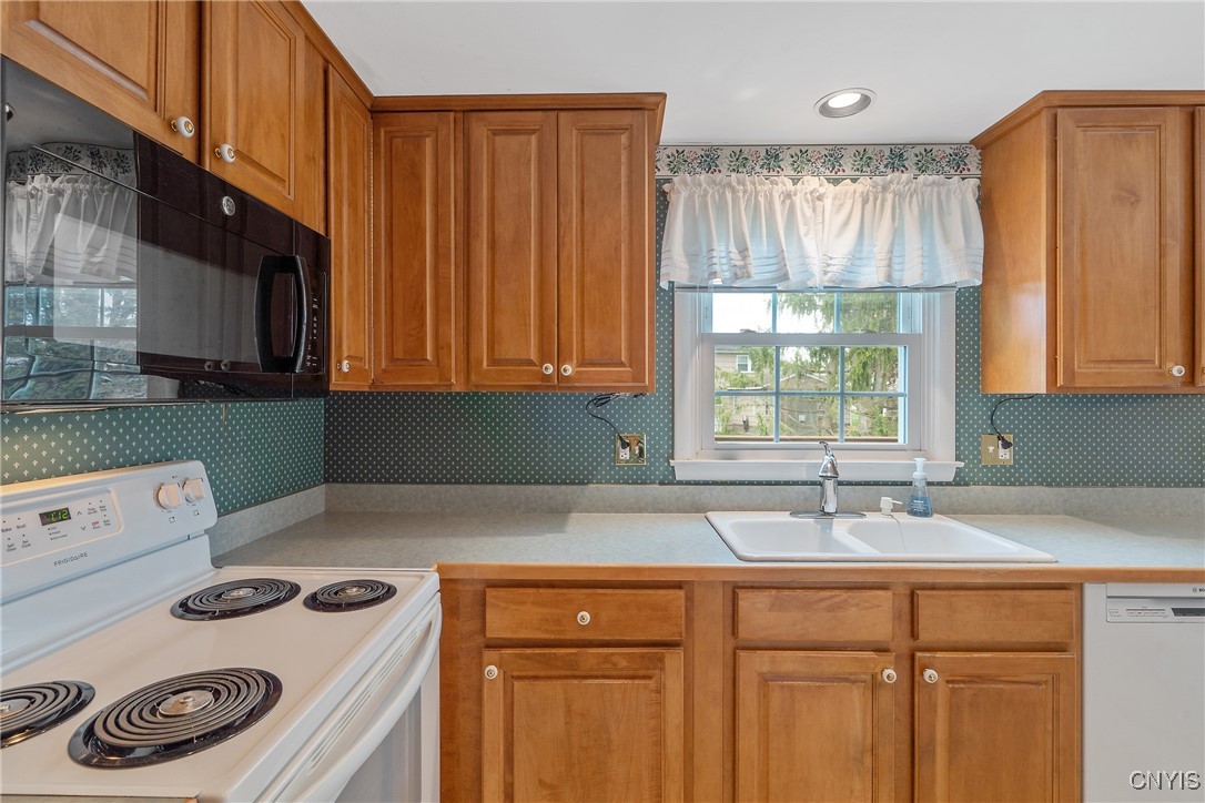 7745 Whiffletree Lane, Clay, New York image 11
